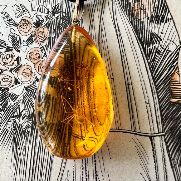 Amber Oval Shape W/Spider inbedded in Pendant Necklace - Picture 1 of 3